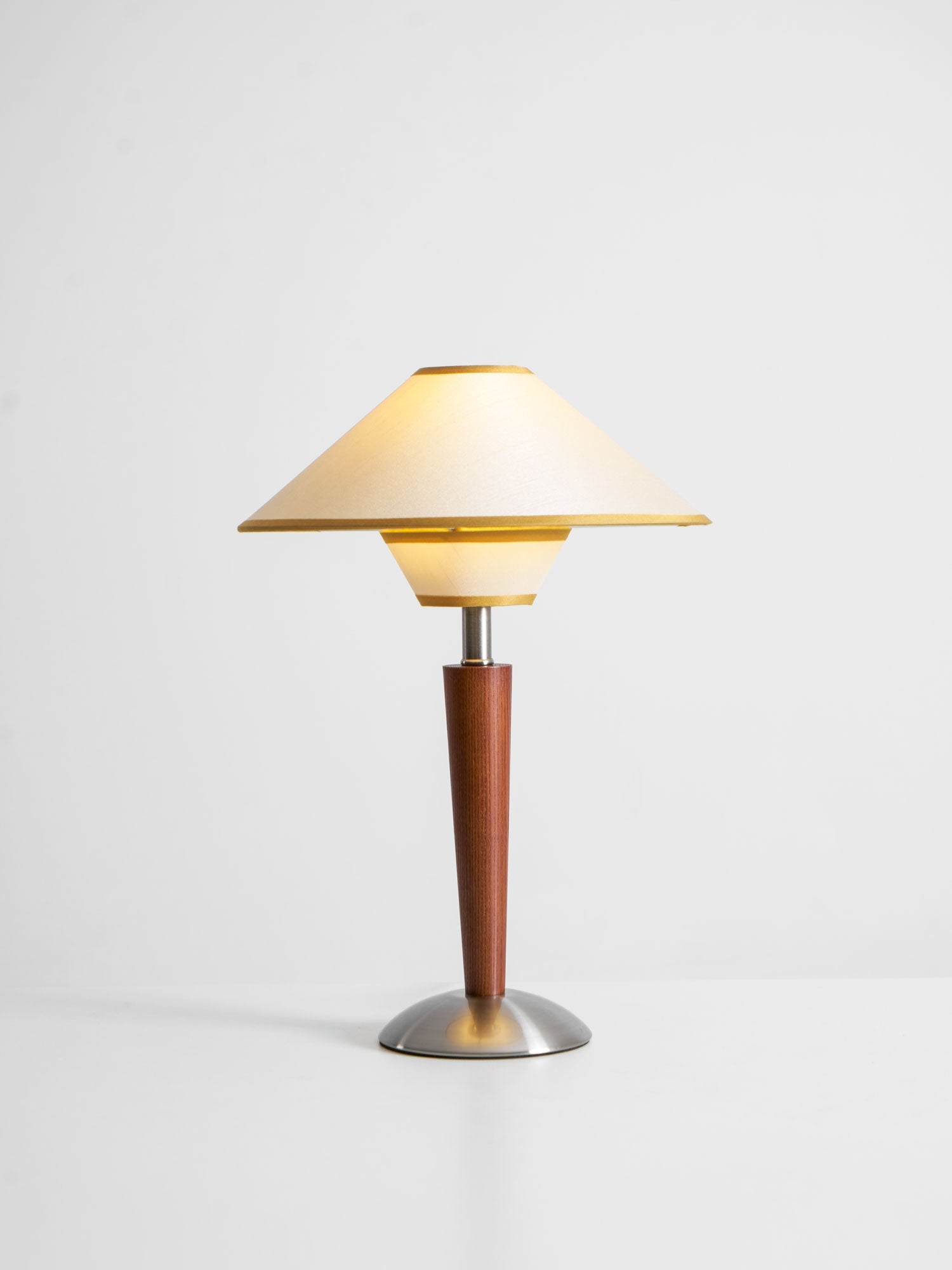 Houten Tafellamp met Stoffen Kap – Walnoot of Nikkel – Warm Modern Design – E26/E27 – Plug-in met Schakelaar | Sansoti