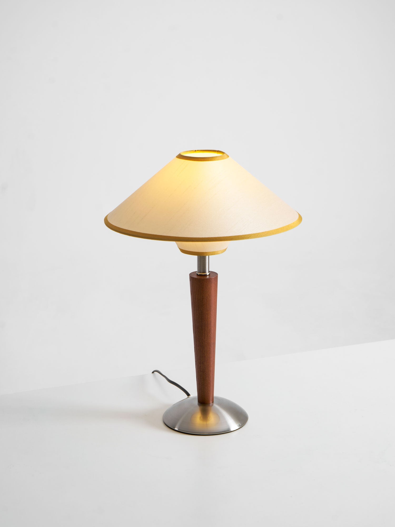 Houten Tafellamp met Stoffen Kap – Walnoot of Nikkel – Warm Modern Design – E26/E27 – Plug-in met Schakelaar | Sansoti