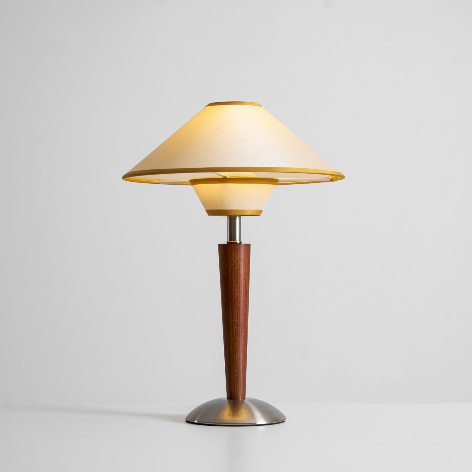 Houten Tafellamp met Stoffen Kap – Walnoot of Nikkel – Warm Modern Design – E26/E27 – Plug-in met Schakelaar | Sansoti