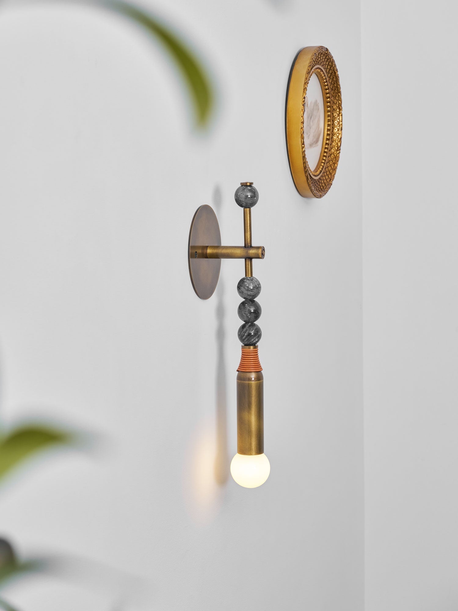 Toam Wandlamp Marmer Messing – Persepolis Geïnspireerd Design met Antique Brass Afwerking 18.9 en 27.6 inch | Sansoti