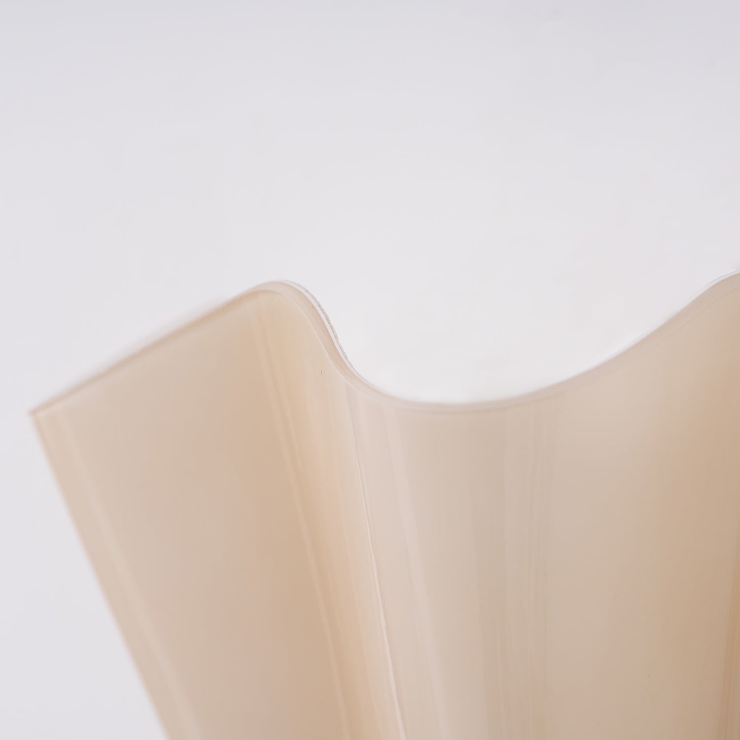 Petalia Wandlamp — Sculptural Petal-Geïnspireerde Glazen Wandverlichting met G9 Fitting en Hardwired Installatie (28 × 25 × 13 cm) | Sansoti