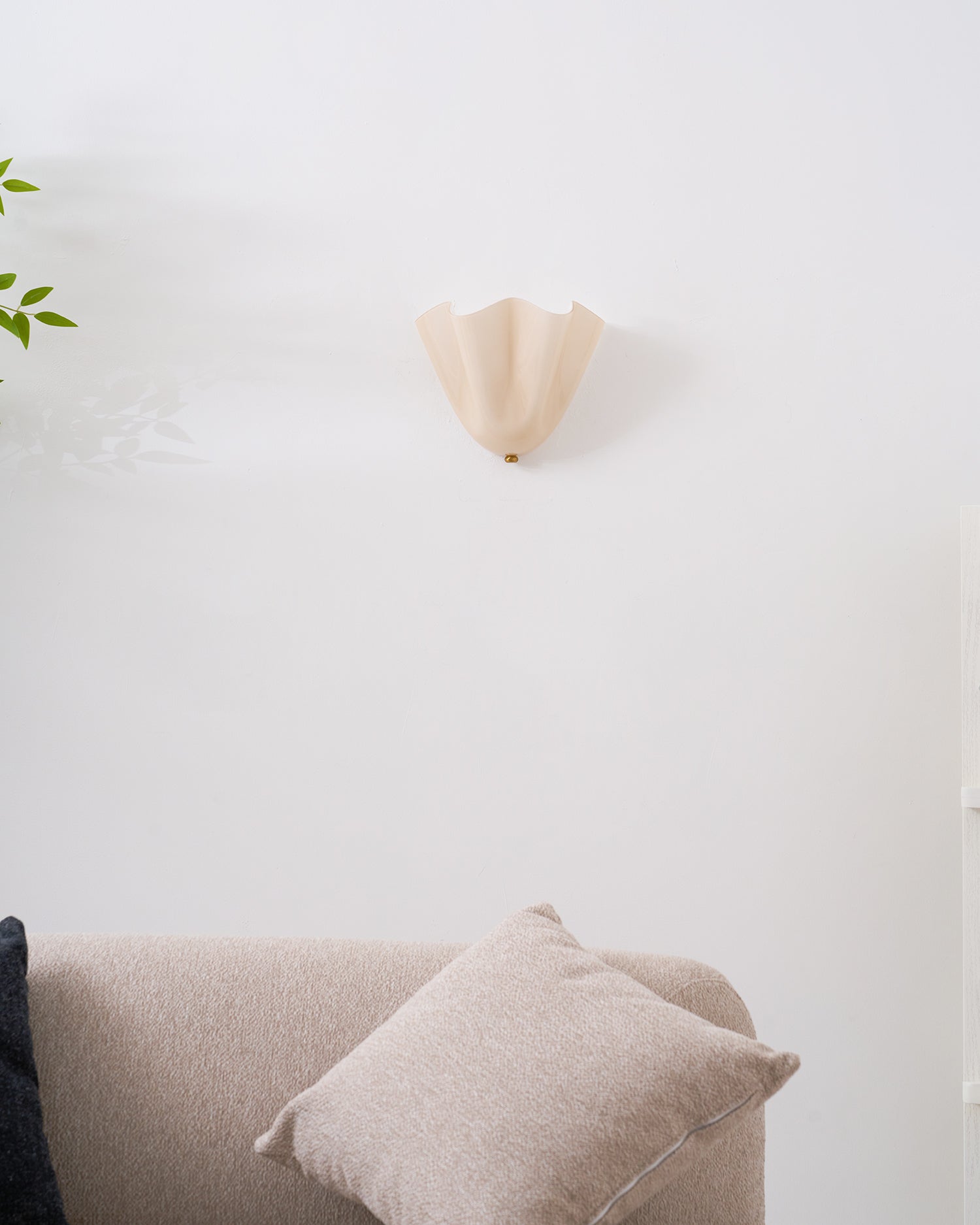 Petalia Wandlamp — Sculptural Petal-Geïnspireerde Glazen Wandverlichting met G9 Fitting en Hardwired Installatie (28 × 25 × 13 cm) | Sansoti
