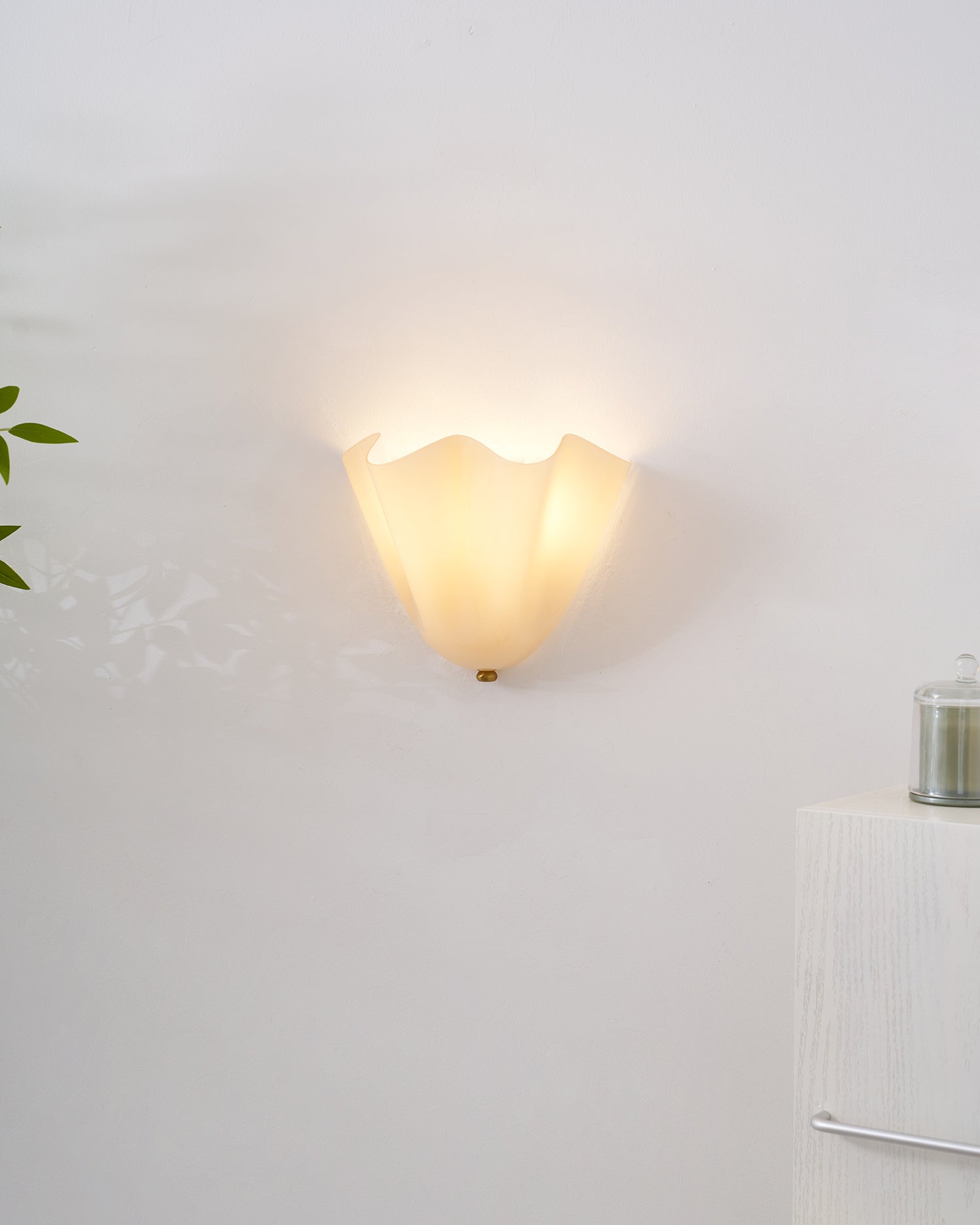 Petalia Wandlamp — Sculptural Petal-Geïnspireerde Glazen Wandverlichting met G9 Fitting en Hardwired Installatie (28 × 25 × 13 cm) | Sansoti