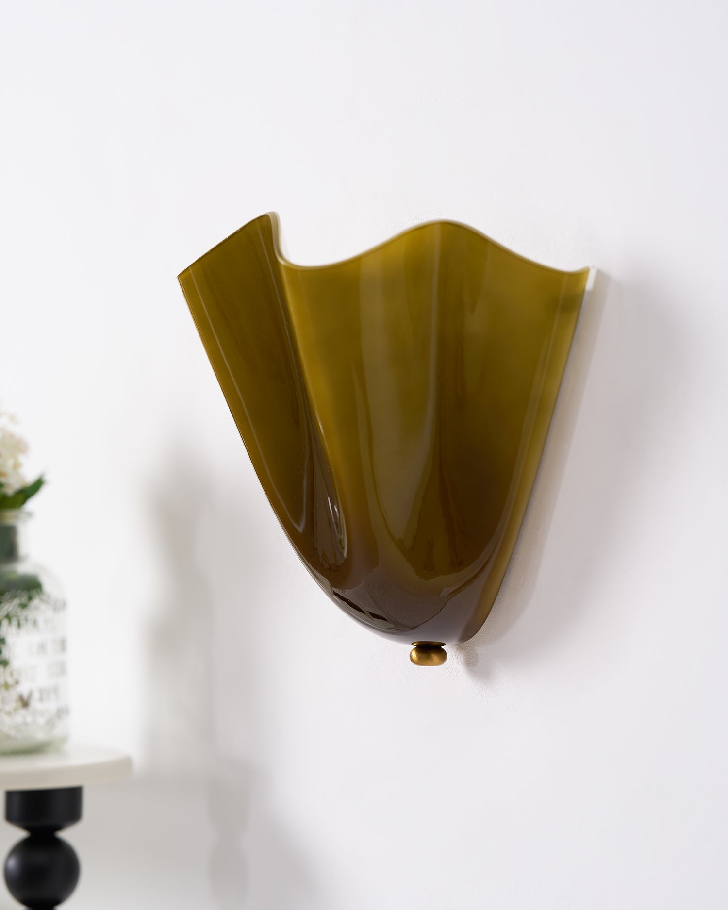 Petalia Wandlamp — Sculptural Petal-Geïnspireerde Glazen Wandverlichting met G9 Fitting en Hardwired Installatie (28 × 25 × 13 cm) | Sansoti