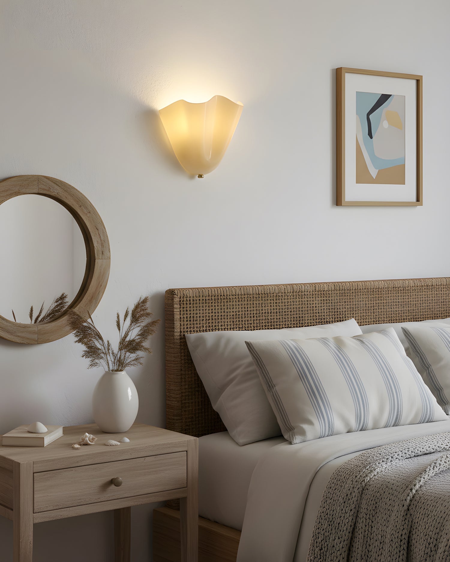 Design Wandleuchte aus mundgeblasenem Glas – Skulpturale Wandbeleuchtung für modernes Interieur