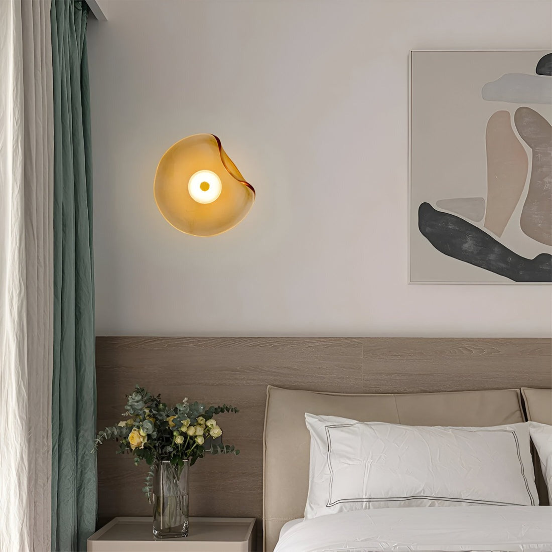 Skulpturale Wandleuchte mit integrierter LED und Glaskugel, warmweißes Licht, für Wohnzimmer, Schlafzimmer, Flur und Eingangsbereich | Sansoti