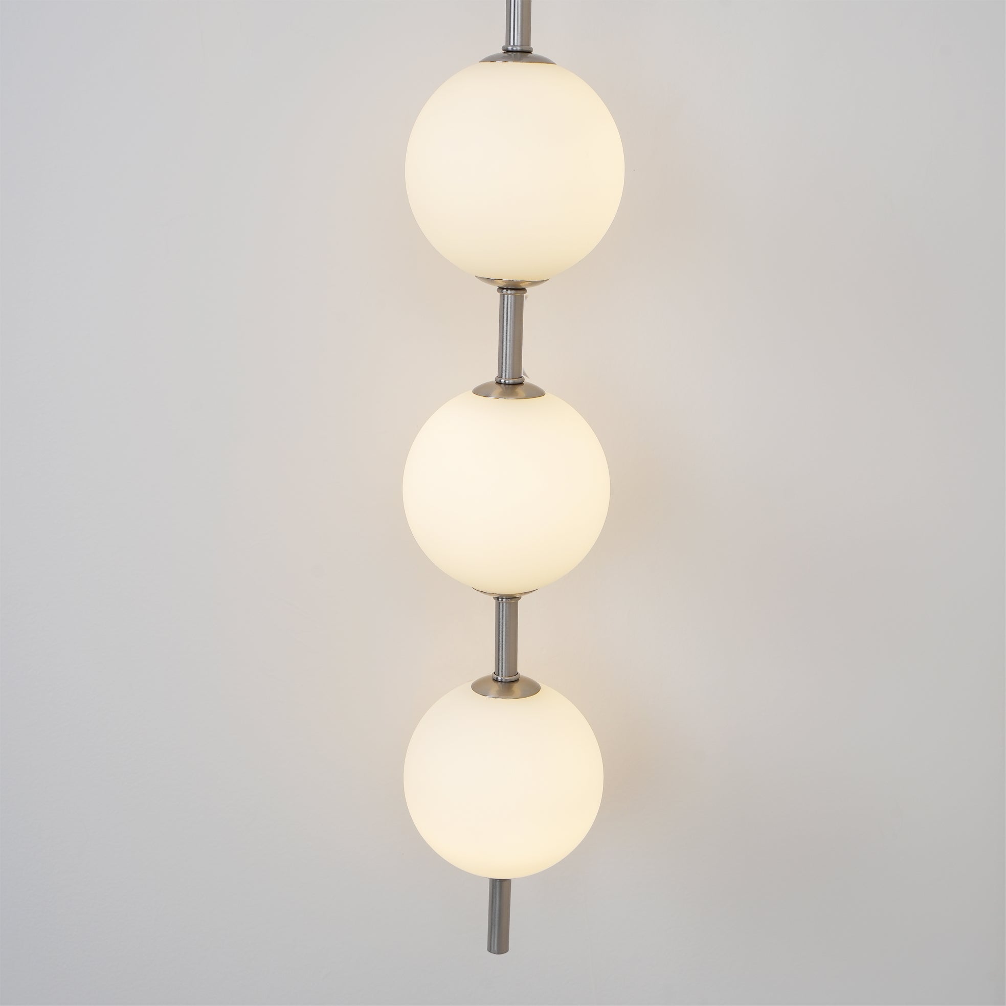 Verticale Glazen Bol Wandlamp – Moderne Wandverlichting met Gestapelde Bollen – Messing, Zwart of Nikkel – 3 Afmetingen | Sansoti