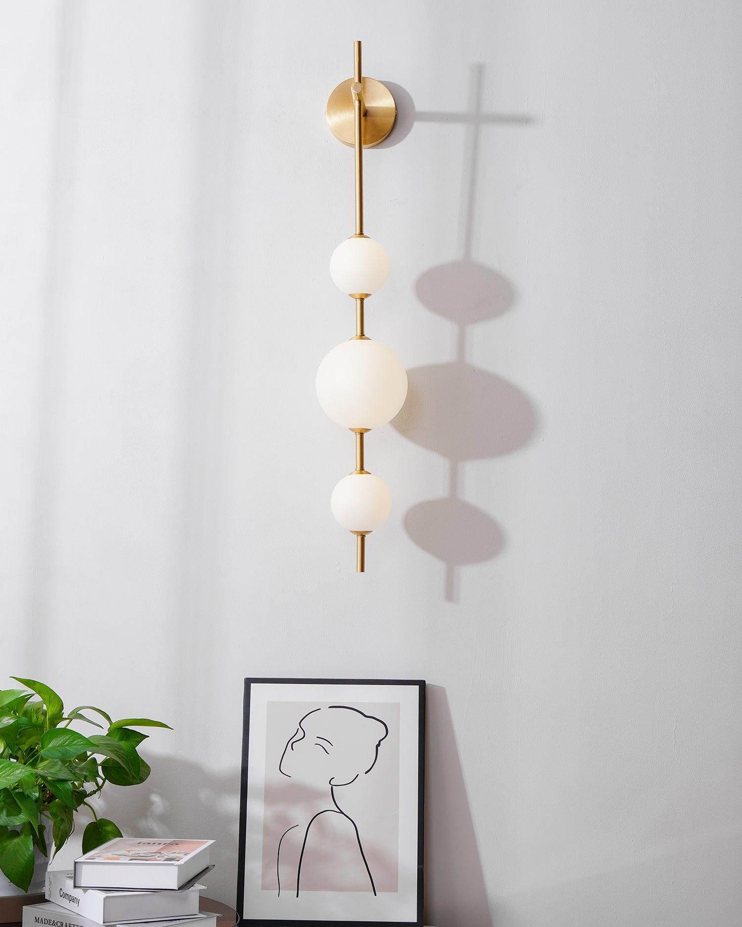 Verticale Glazen Bol Wandlamp – Moderne Wandverlichting met Gestapelde Bollen – Messing, Zwart of Nikkel – 3 Afmetingen | Sansoti