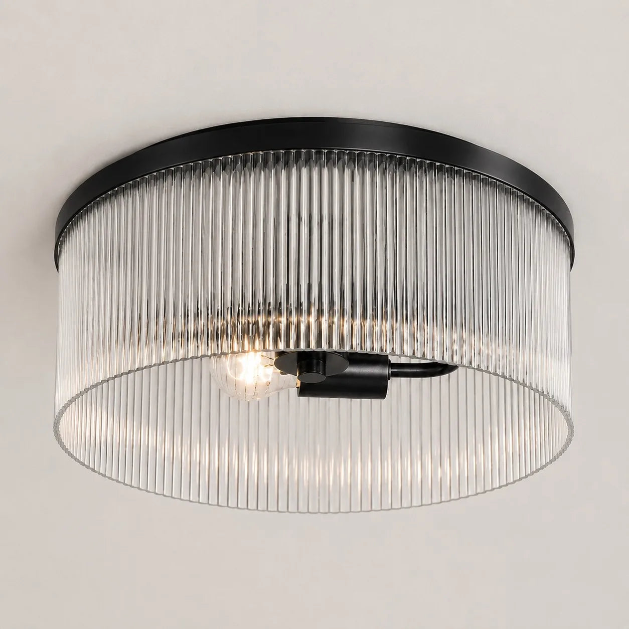 Ronde Plafondlamp met Geribbeld Glas en Landelijke Afwerking – Warm Sfeerlicht voor Lage Plafonds | Sansoti