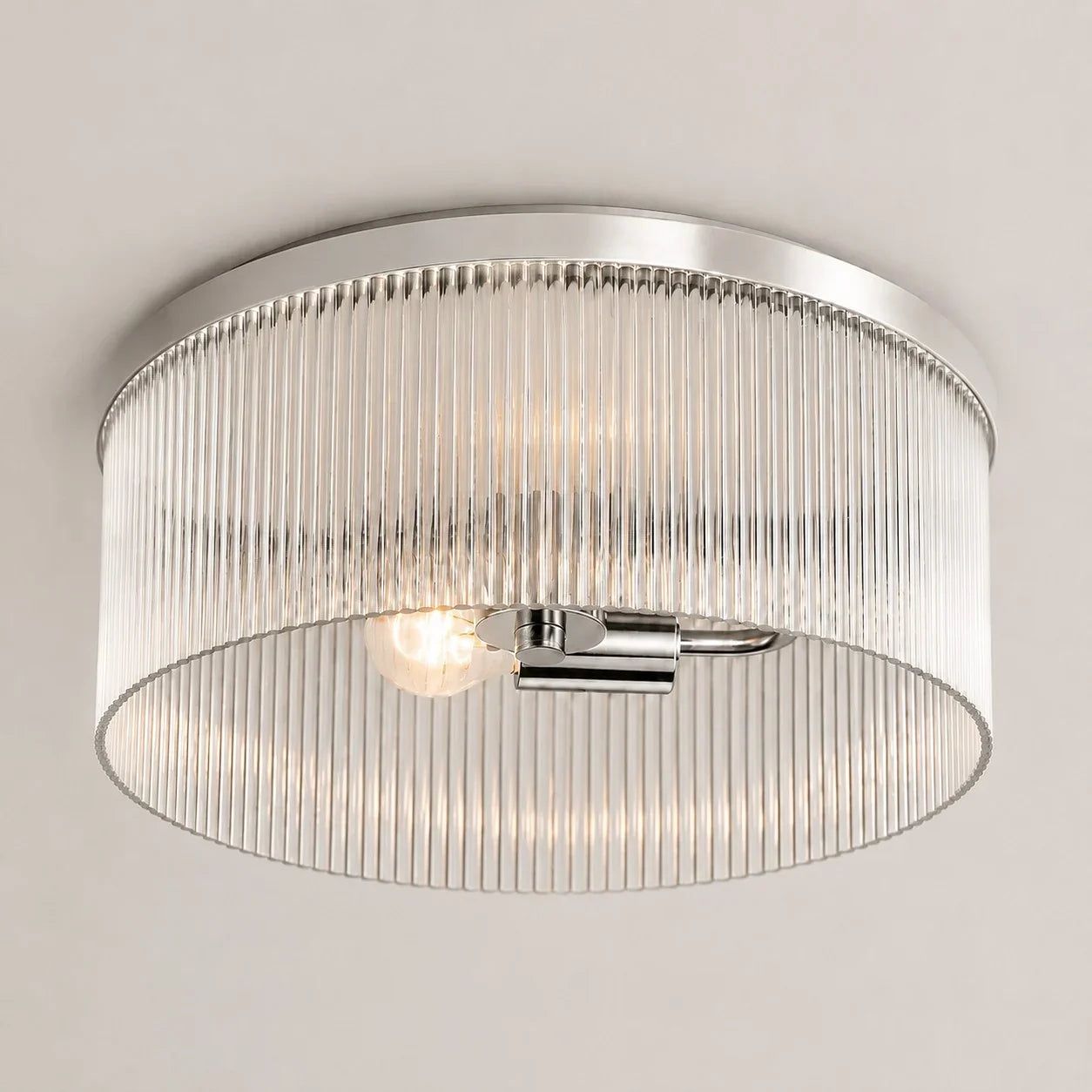 Ronde Plafondlamp met Geribbeld Glas en Landelijke Afwerking – Warm Sfeerlicht voor Lage Plafonds | Sansoti