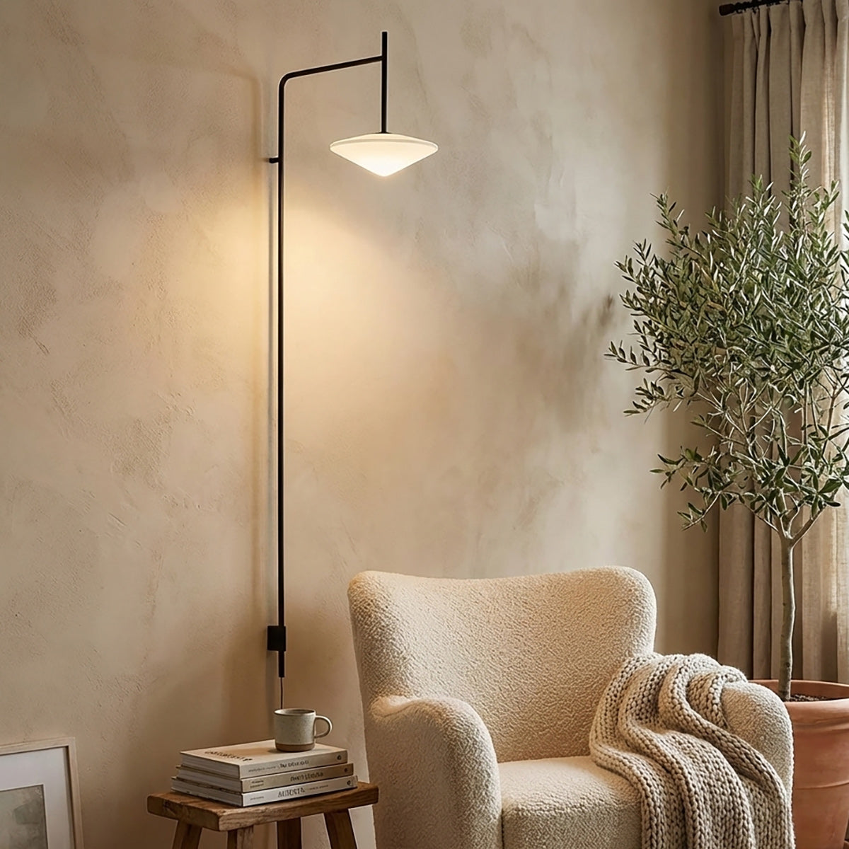 Verstelbare Wandlamp met Zwenkarm | Mondgeblazen Glazen Kap | Stekkermodel | Sansoti