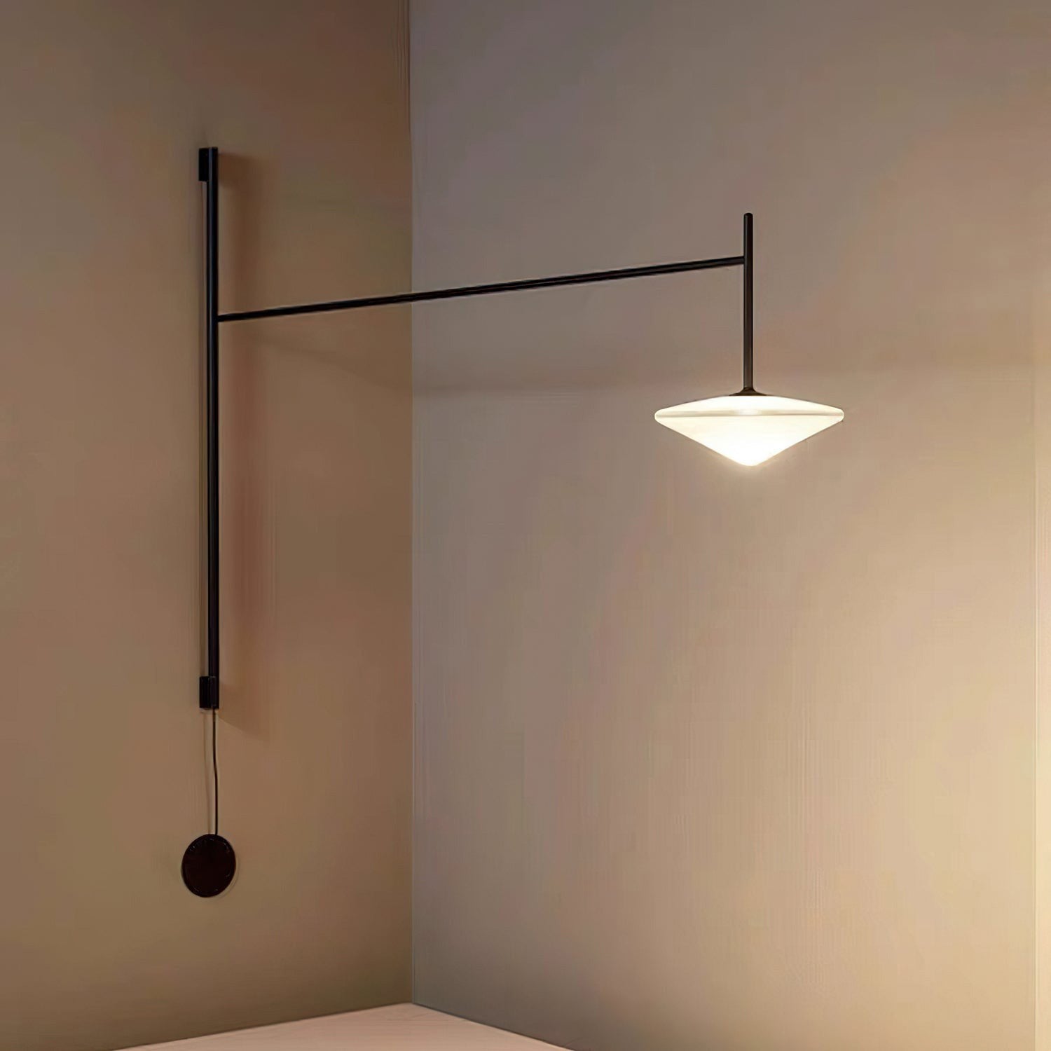 Verstelbare Wandlamp met Zwenkarm | Mondgeblazen Glazen Kap | Stekkermodel | Sansoti