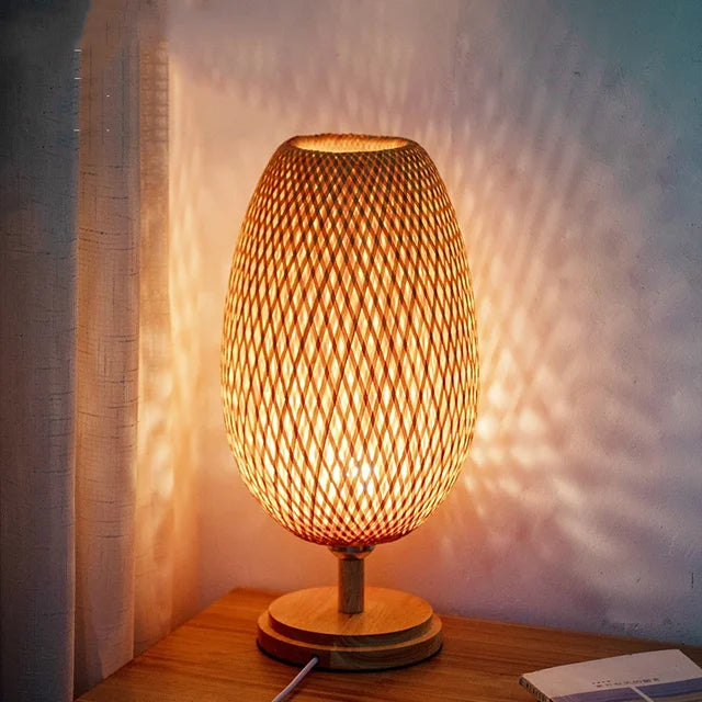 Rustieke Bamboe Tafellamp met Handgemaakte Houten Voet – Vintage Sfeerverlichting voor Woonkamer, Slaapkamer en Bureau | Sansoti