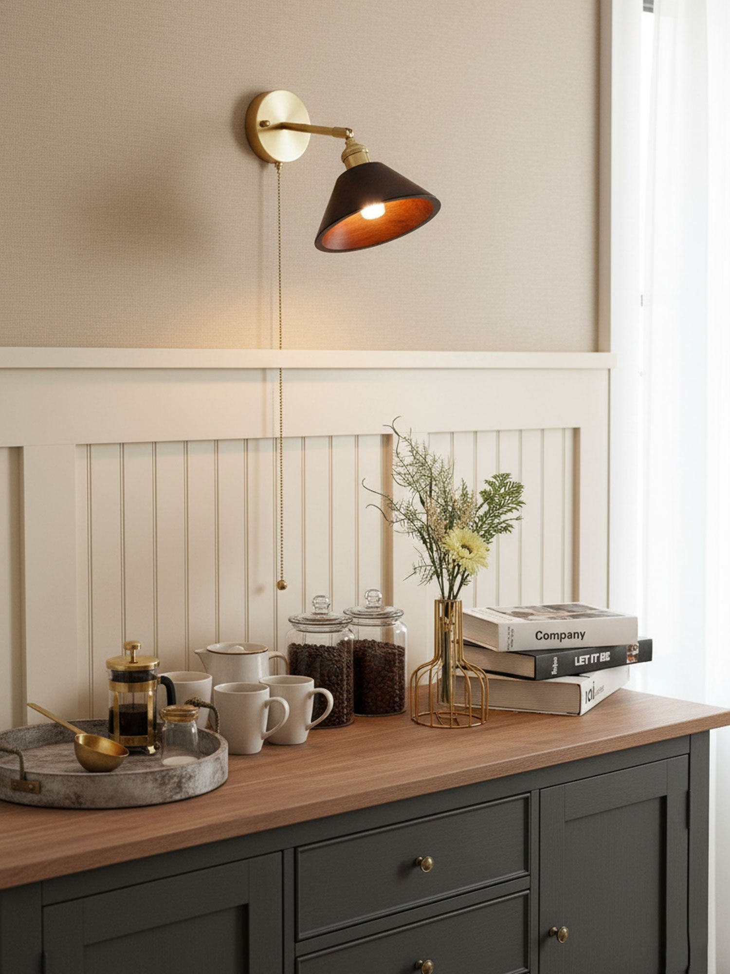 Vintage Wandlamp met Walnoothouten Kap en Messing Armatuur – Dubbele Schakelaar Design | Sansoti