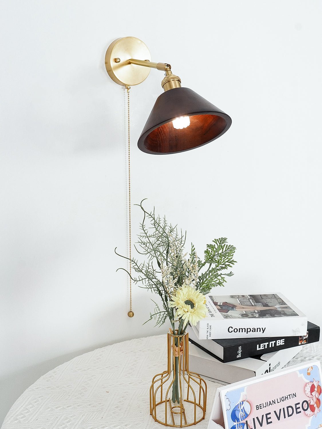 Vintage Wandlamp met Walnoothouten Kap en Messing Armatuur – Dubbele Schakelaar Design | Sansoti