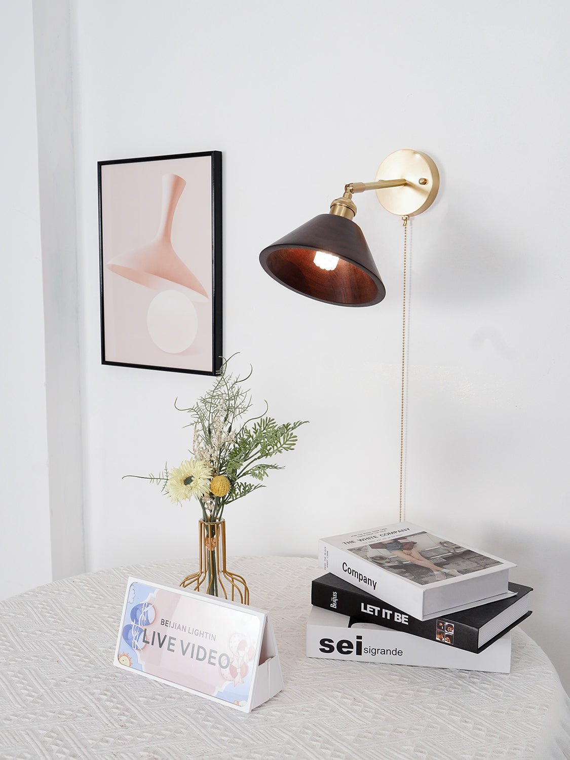 Vintage Wandlamp met Walnoothouten Kap en Messing Armatuur – Dubbele Schakelaar Design | Sansoti