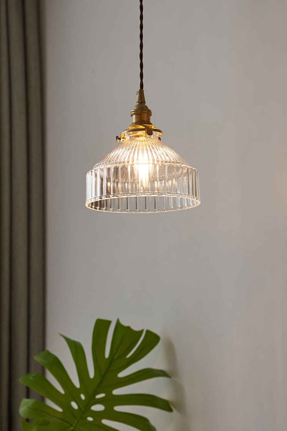 Suspension en verre et laiton, lumière chaude, entrée, chambre et salon, style rétro, éclairage d’ambiance, design vintage, plafonnier | Sansoti