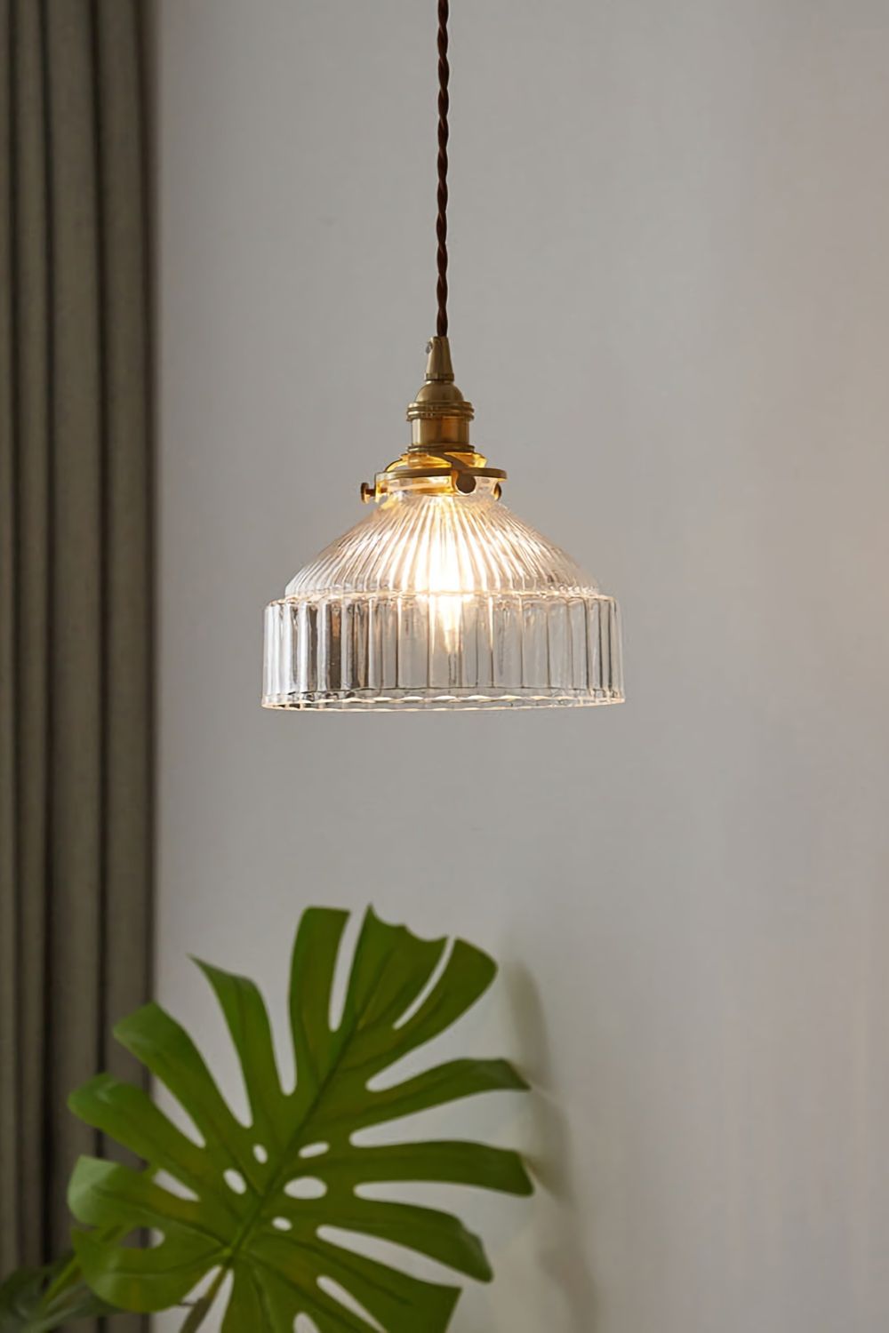 Suspension en verre et laiton, lumière chaude, entrée, chambre et salon, style rétro, éclairage d’ambiance, design vintage, plafonnier | Sansoti