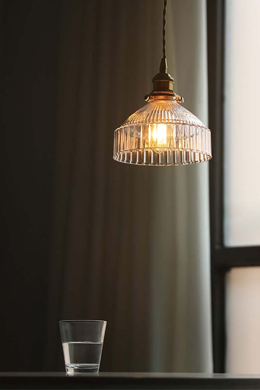 Suspension en verre et laiton, lumière chaude, entrée, chambre et salon, style rétro, éclairage d’ambiance, design vintage, plafonnier | Sansoti