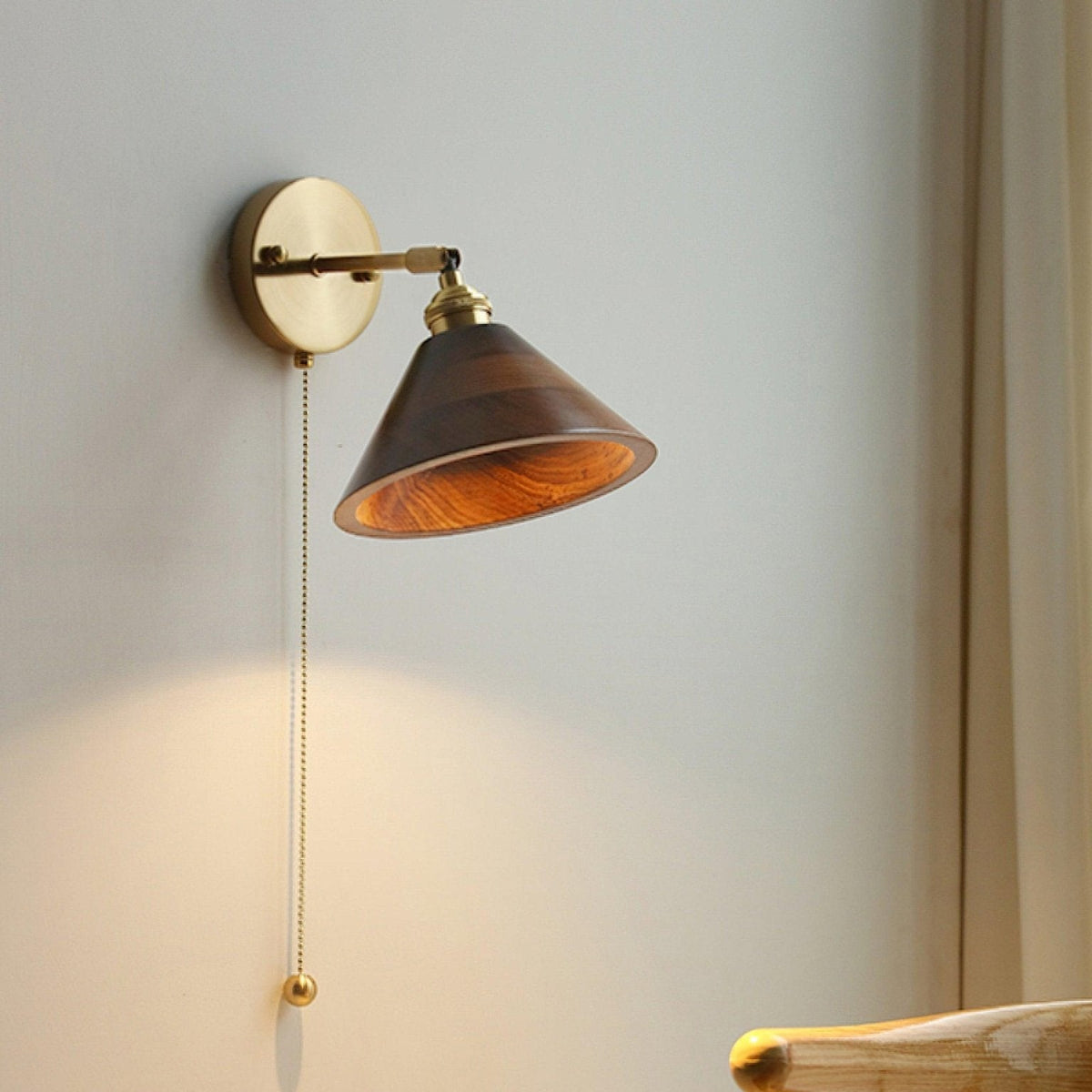 Applique murale en bois et laiton avec chaînette, abat-jour en forme de dôme, douille E26/E27, style scandinave pour chambre et salon | Sansoti