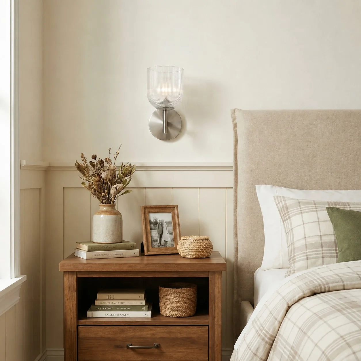 Wandlamp met geribbeld glas en koperen finish voor hal, slaapkamer en badkamer | Sansoti