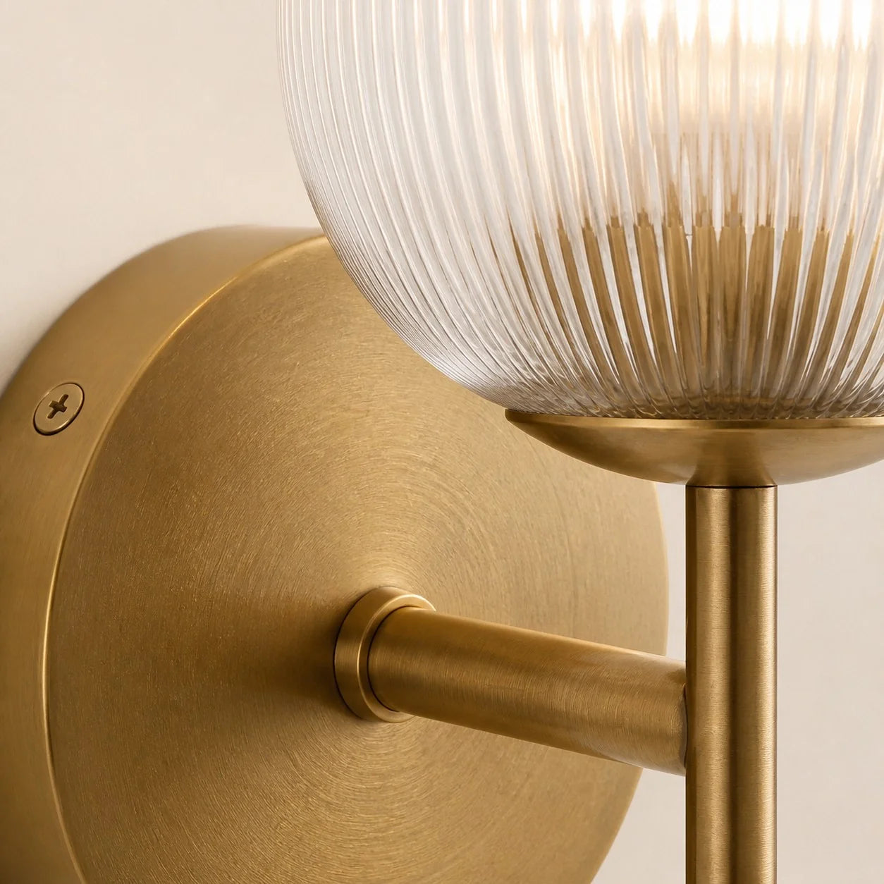 Wandlamp met geribbeld glas en koperen finish voor hal, slaapkamer en badkamer | Sansoti