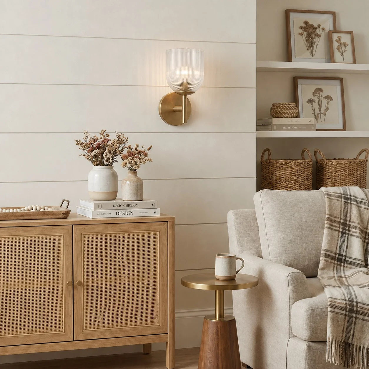 Wandlamp met geribbeld glas en koperen finish voor hal, slaapkamer en badkamer | Sansoti