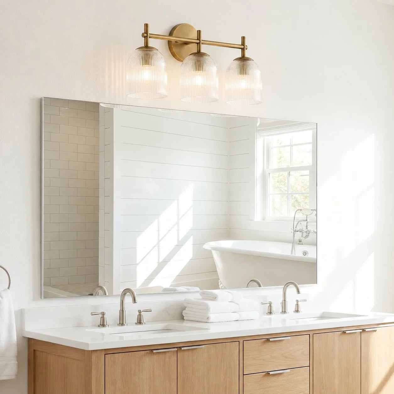 Wandlamp met geribbeld glas en koperen finish voor hal, slaapkamer en badkamer | Sansoti