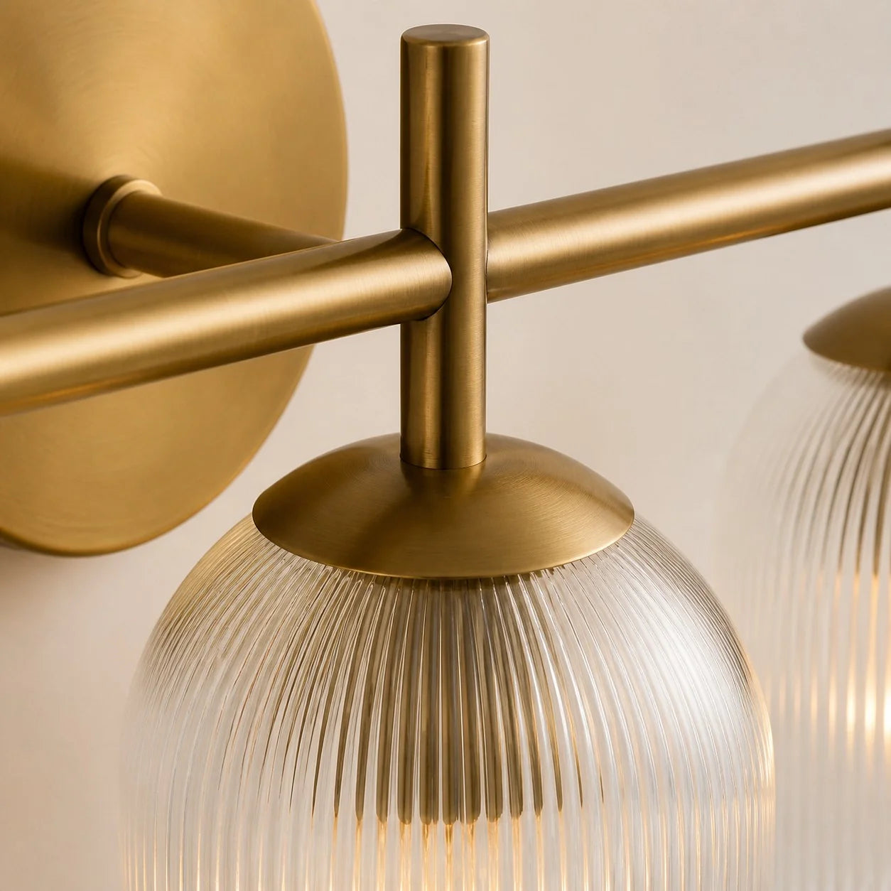 Wandlamp met geribbeld glas en koperen finish voor hal, slaapkamer en badkamer | Sansoti
