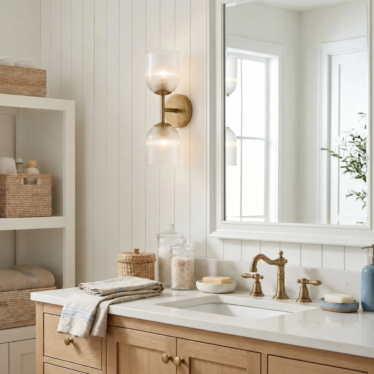 Wandlamp met geribbeld glas en koperen finish voor hal, slaapkamer en badkamer | Sansoti