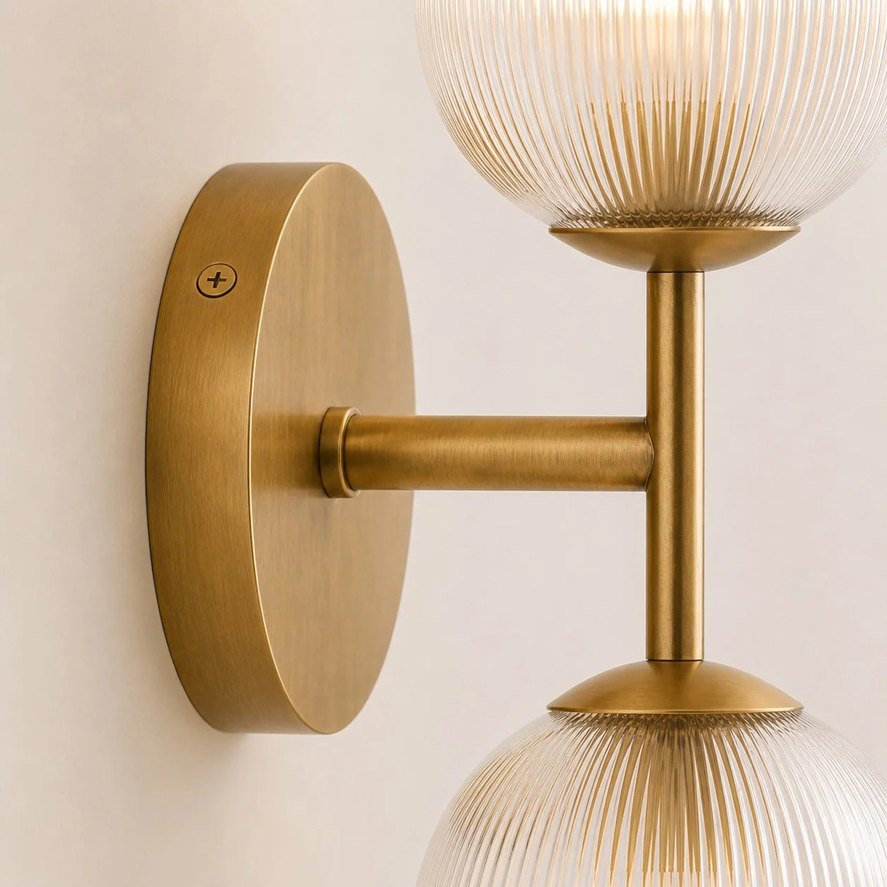 Wandlamp met geribbeld glas en koperen finish voor hal, slaapkamer en badkamer | Sansoti