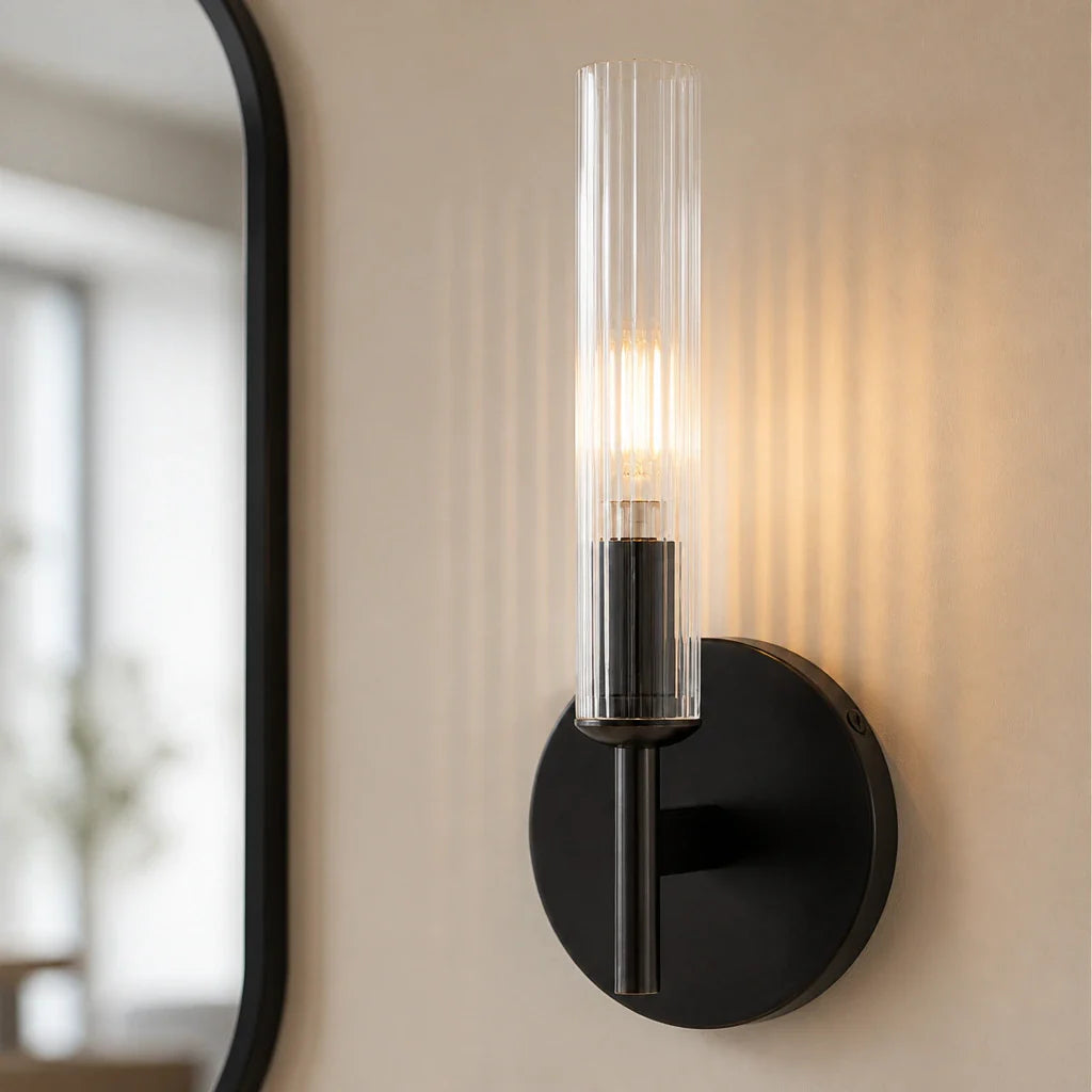 Geribbelde Glazen Wandlamp met Koperkleurige Afwerking – 1 of 2 Lichtpunten voor Badkamer Gang Slaapkamer | Sansoti