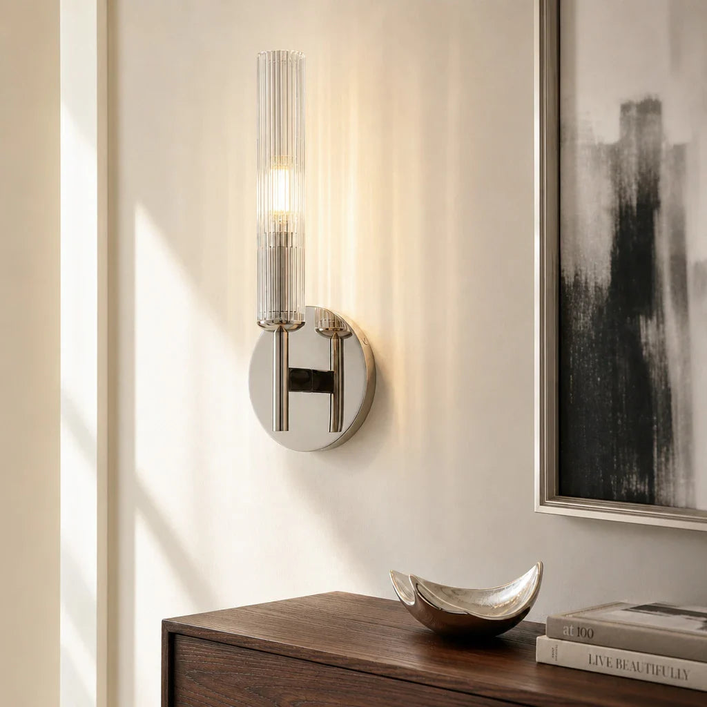 Geribbelde Glazen Wandlamp met Koperkleurige Afwerking – 1 of 2 Lichtpunten voor Badkamer Gang Slaapkamer | Sansoti