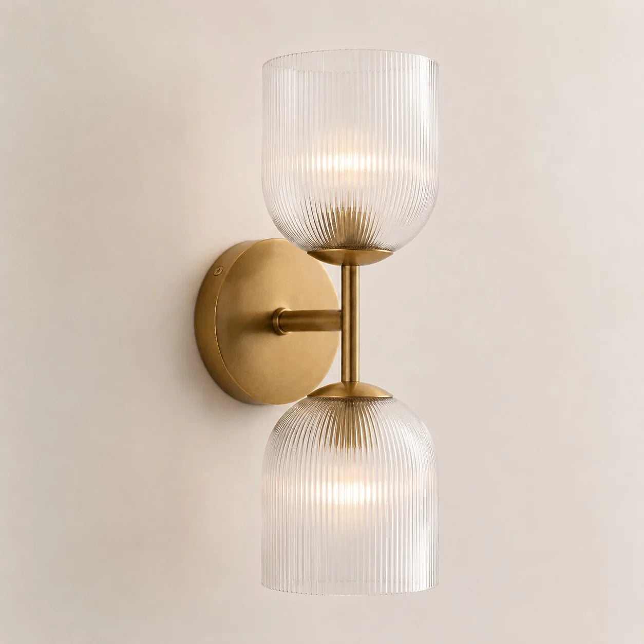 Wandlamp met geribbeld glas en koperen finish voor hal, slaapkamer en badkamer | Sansoti