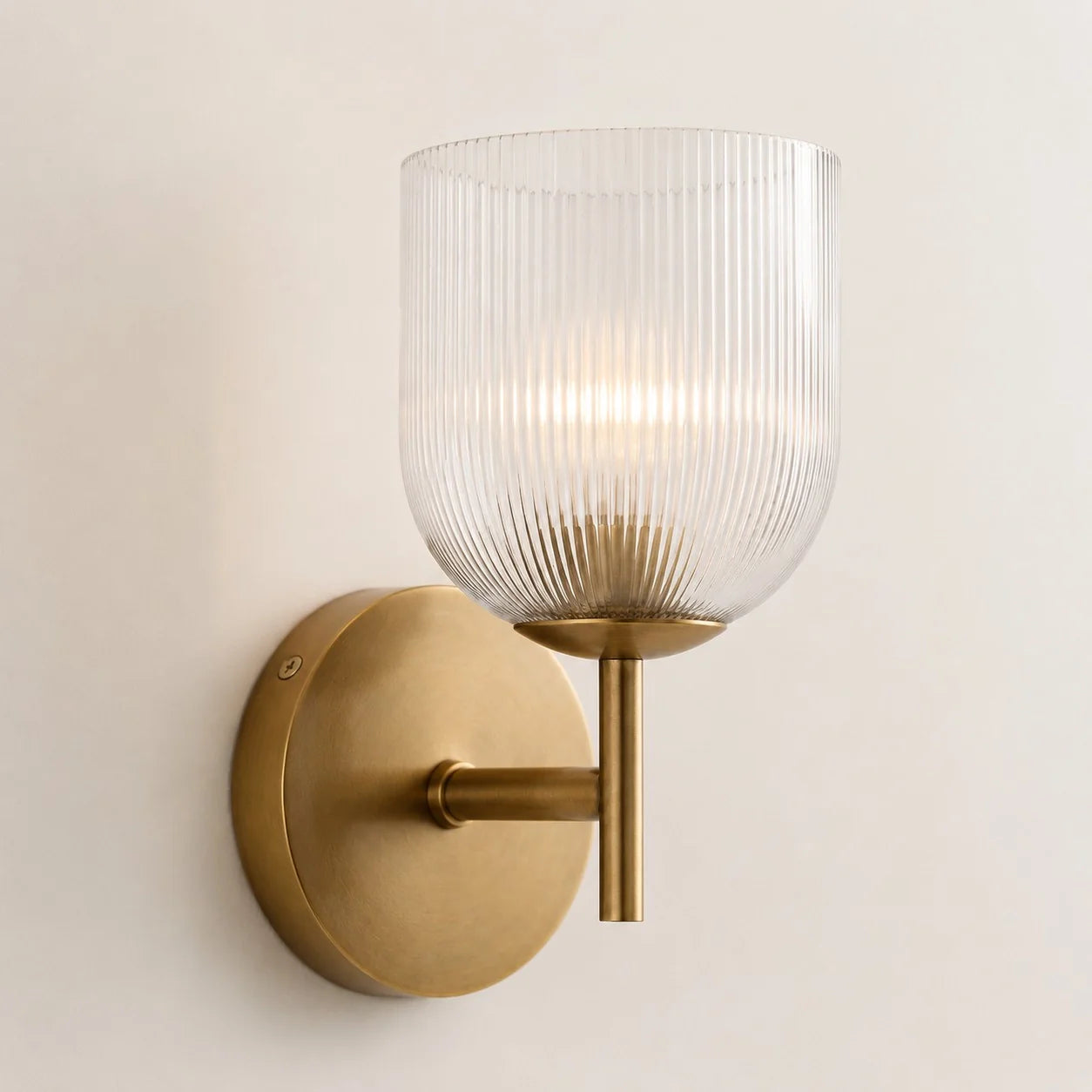 Wandlamp met geribbeld glas en koperen finish voor hal, slaapkamer en badkamer | Sansoti