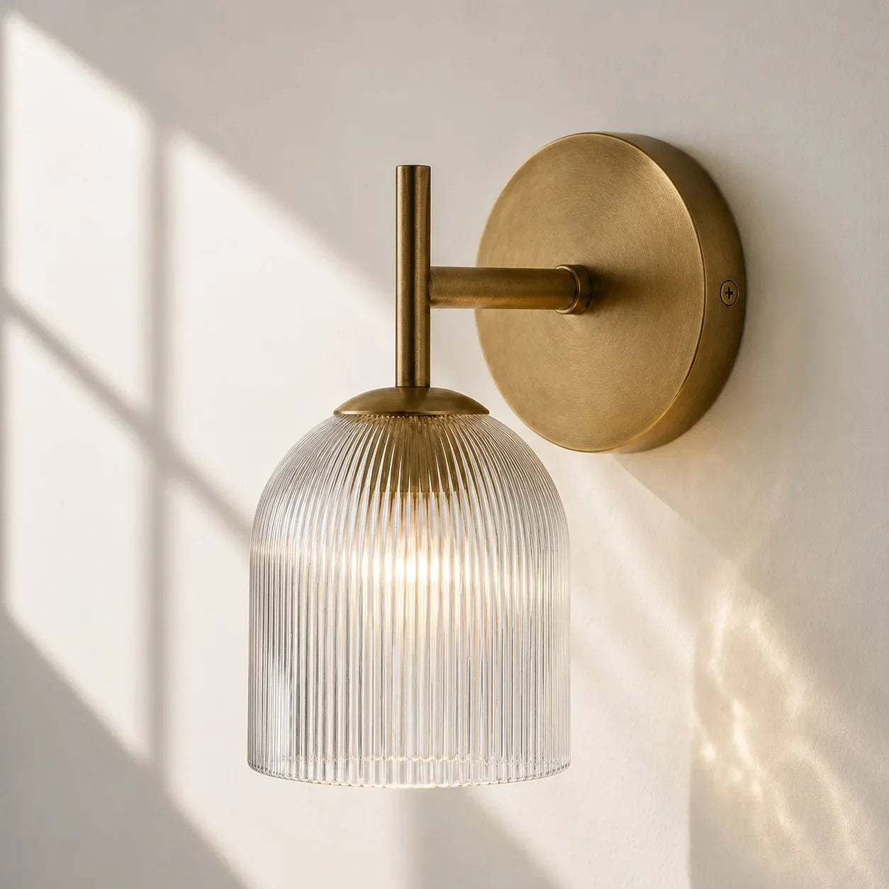 Wandlamp met geribbeld glas en koperen finish voor hal, slaapkamer en badkamer | Sansoti