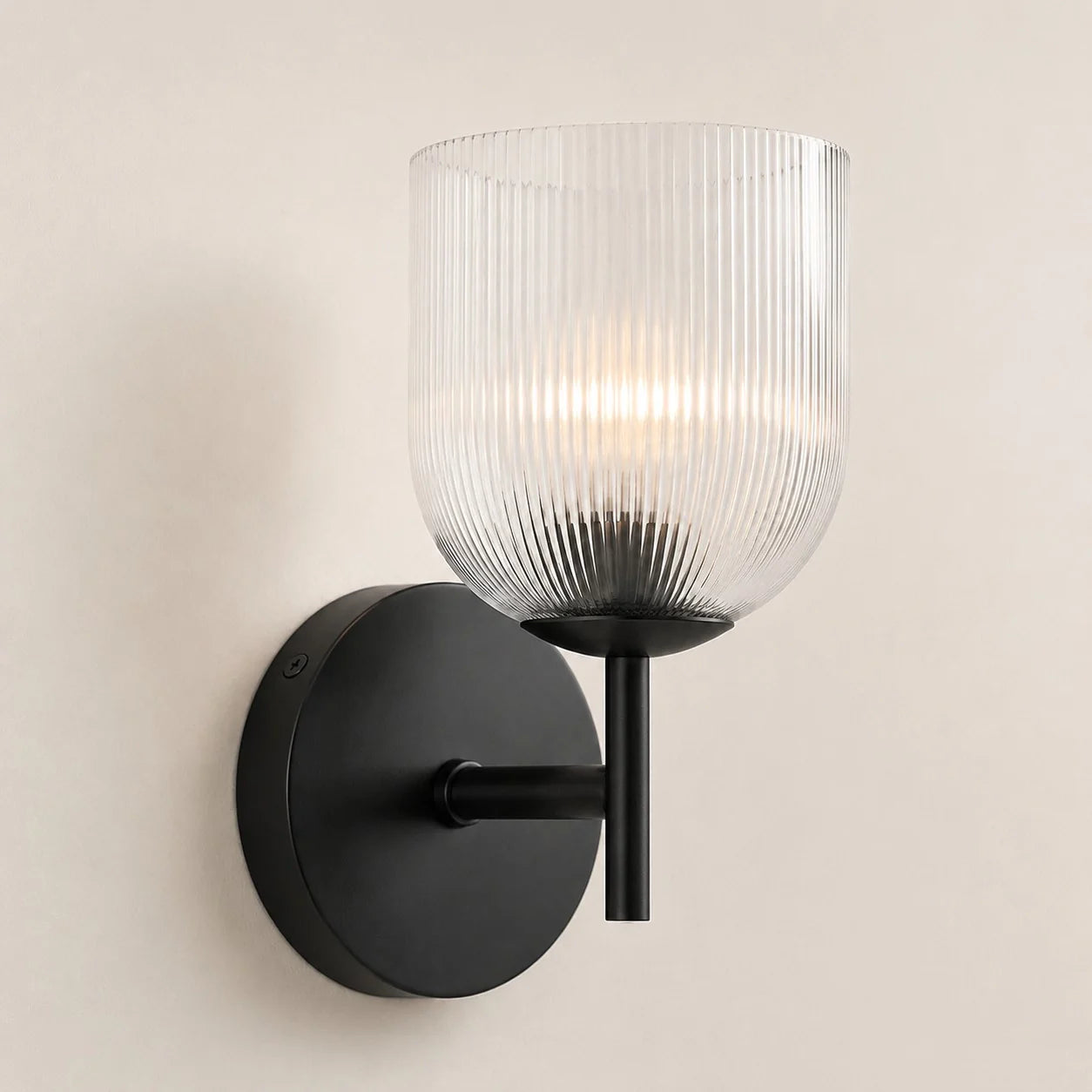 Wandlamp met geribbeld glas en koperen finish voor hal, slaapkamer en badkamer | Sansoti