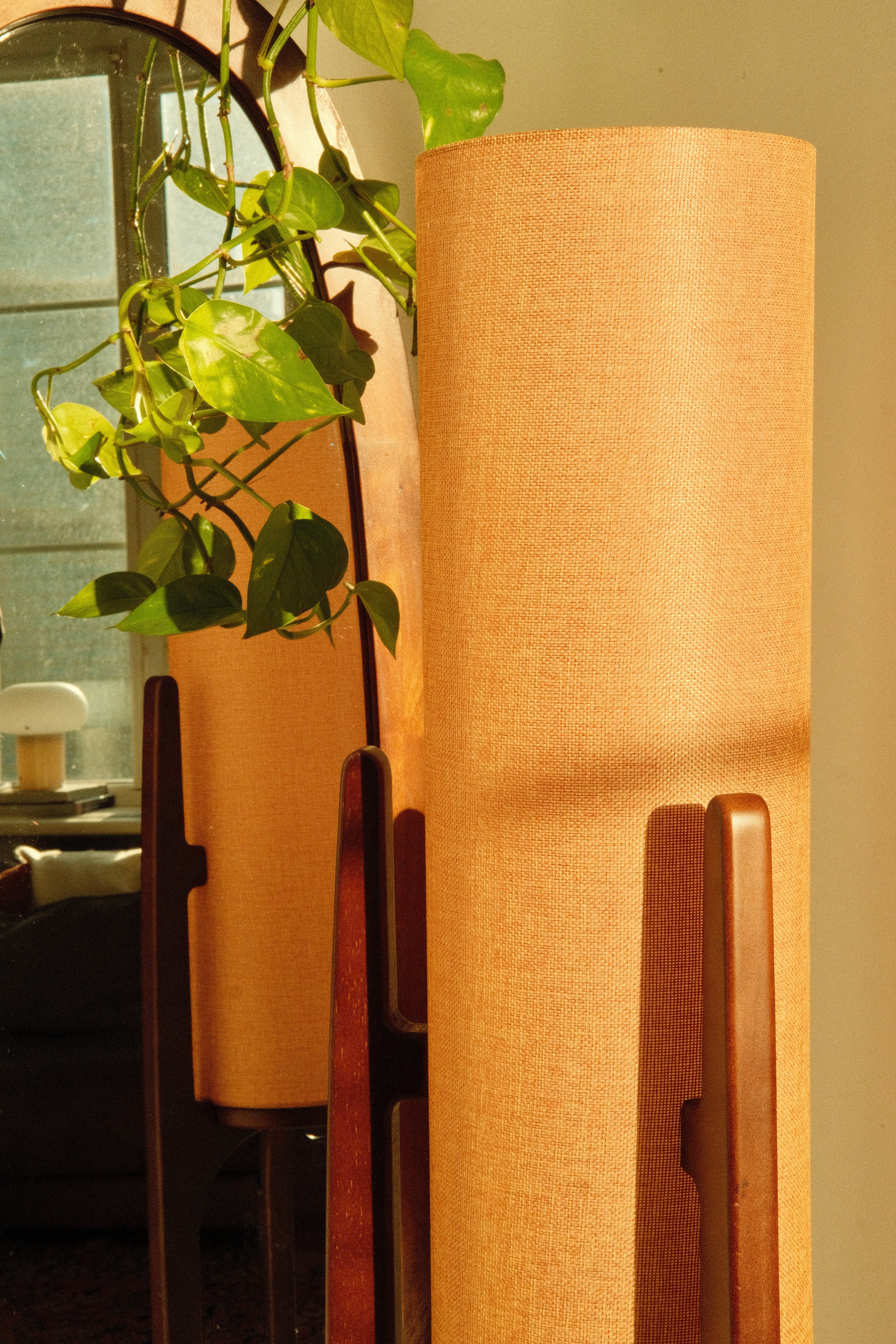 Lampadaire zen avec abat-jour en lin et cadre en bois naturel | Restfield