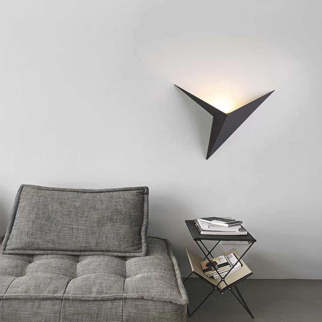 Dreieckige LED-Wandleuchte, geometrisches Metalldesign, modernes Interieur, Schlafzimmer, Wohnzimmer, 25 cm, minimalistisch | Sansoti