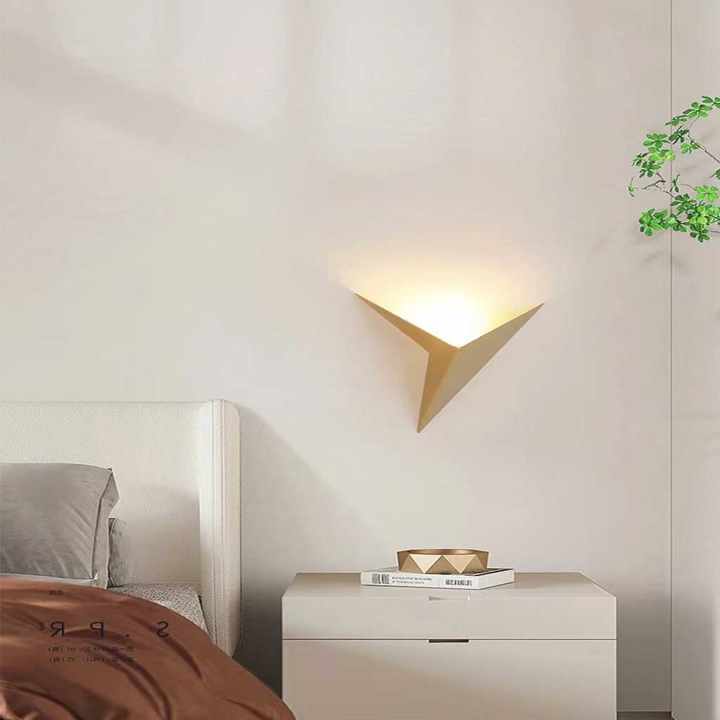 Dreieckige LED-Wandleuchte, geometrisches Metalldesign, modernes Interieur, Schlafzimmer, Wohnzimmer, 25 cm, minimalistisch | Sansoti