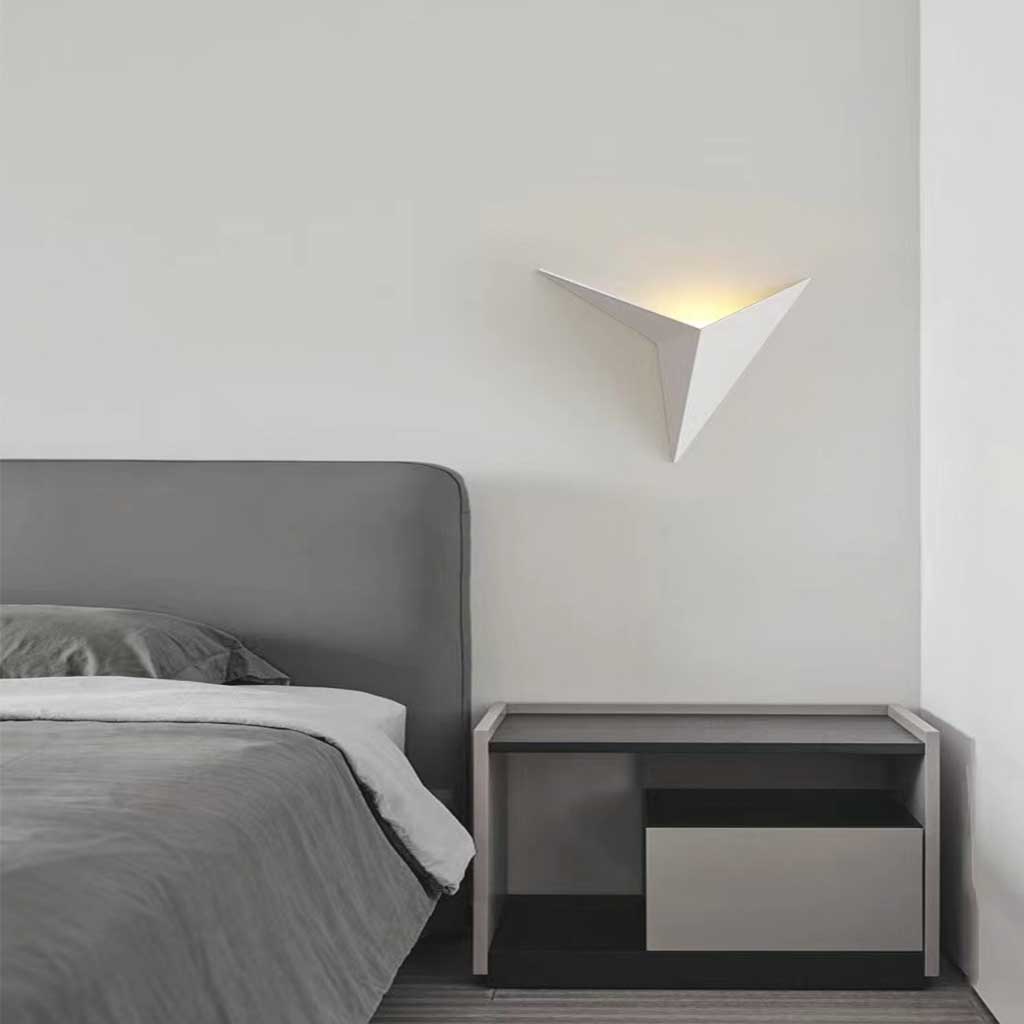 Dreieckige LED-Wandleuchte, geometrisches Metalldesign, modernes Interieur, Schlafzimmer, Wohnzimmer, 25 cm, minimalistisch | Sansoti