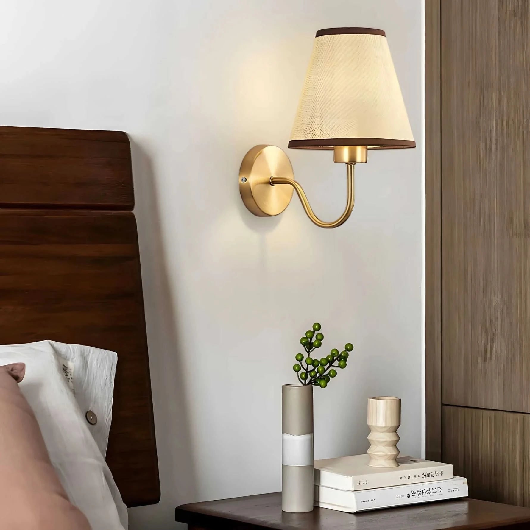 Oplaadbare LED Wandlamp met Afstandsbediening 5W Zwart Goud Accent voor Slaapkamer Hal Woonkamer Draadloze Verlichting | Sansoti
