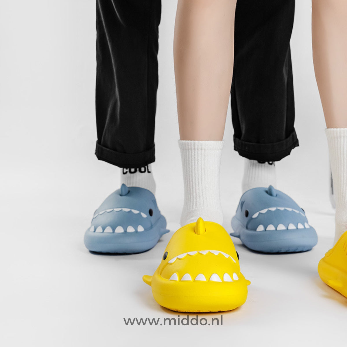 Chaussons en forme de requin en peluche, semelle antidérapante en EVA, chauds et confortables, chaussures d'intérieur pour femmes et hommes, pour l'intérieur et l'extérieur | Sansoti