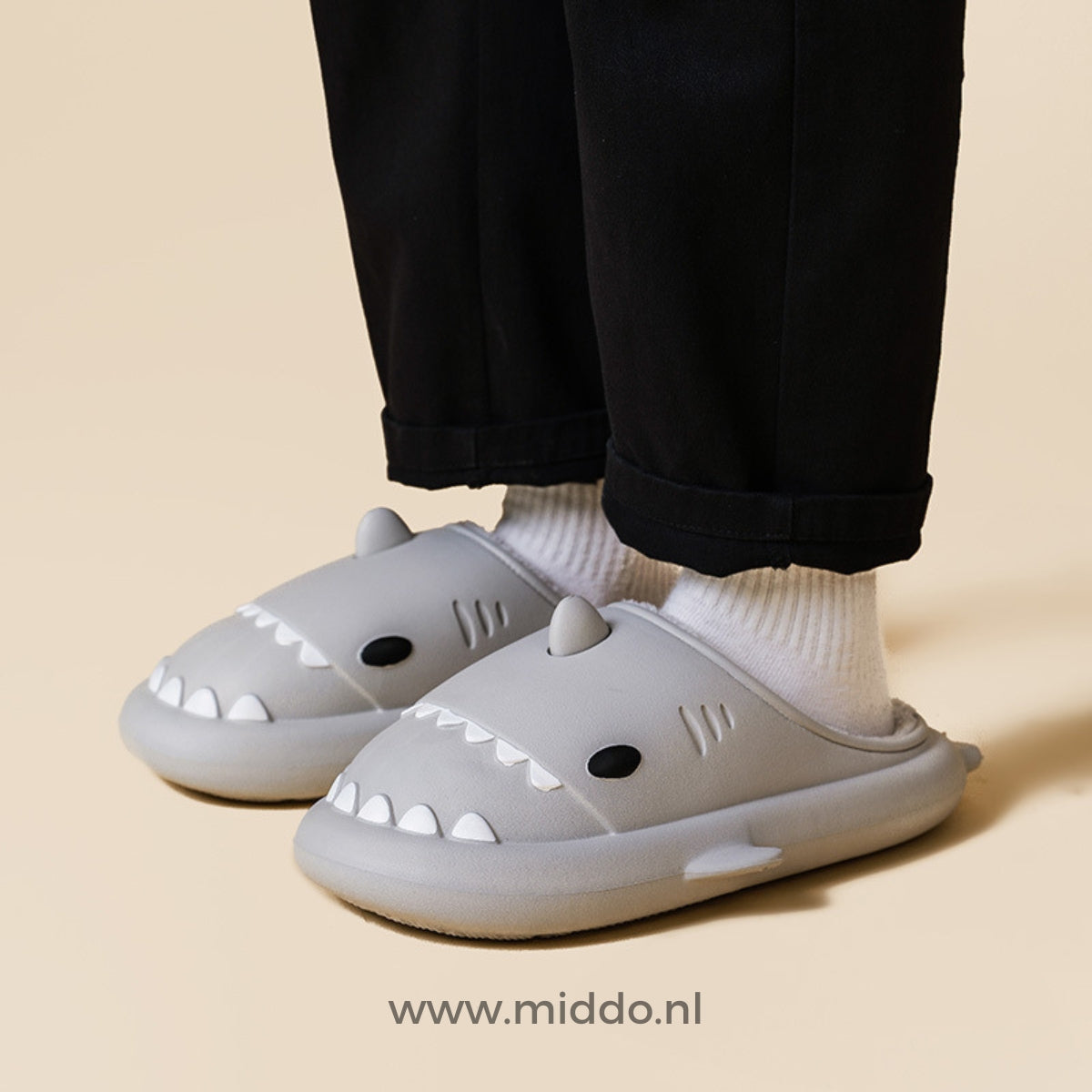 Chaussons en forme de requin en peluche, semelle antidérapante en EVA, chauds et confortables, chaussures d'intérieur pour femmes et hommes, pour l'intérieur et l'extérieur | Sansoti