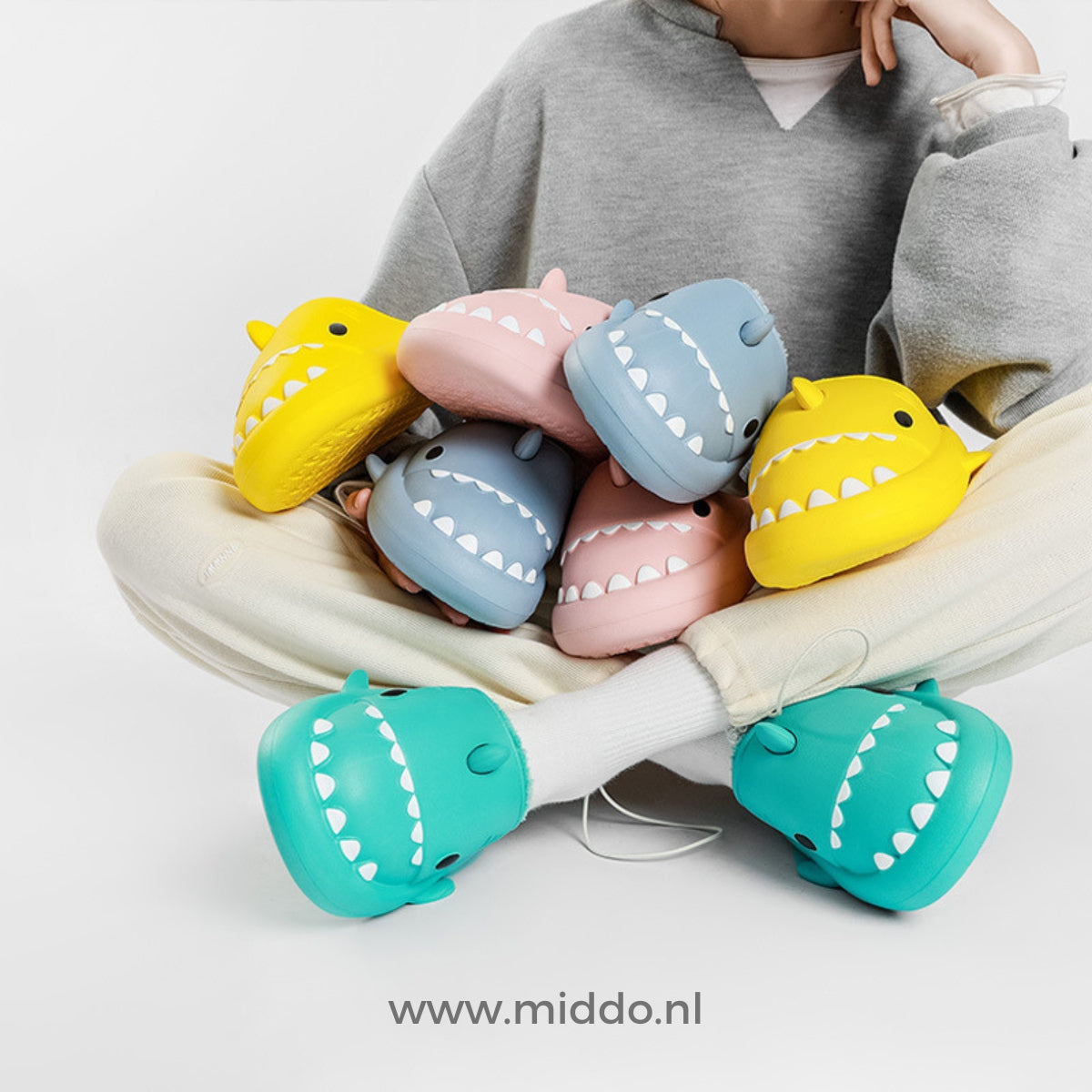Chaussons en forme de requin en peluche, semelle antidérapante en EVA, chauds et confortables, chaussures d'intérieur pour femmes et hommes, pour l'intérieur et l'extérieur | Sansoti