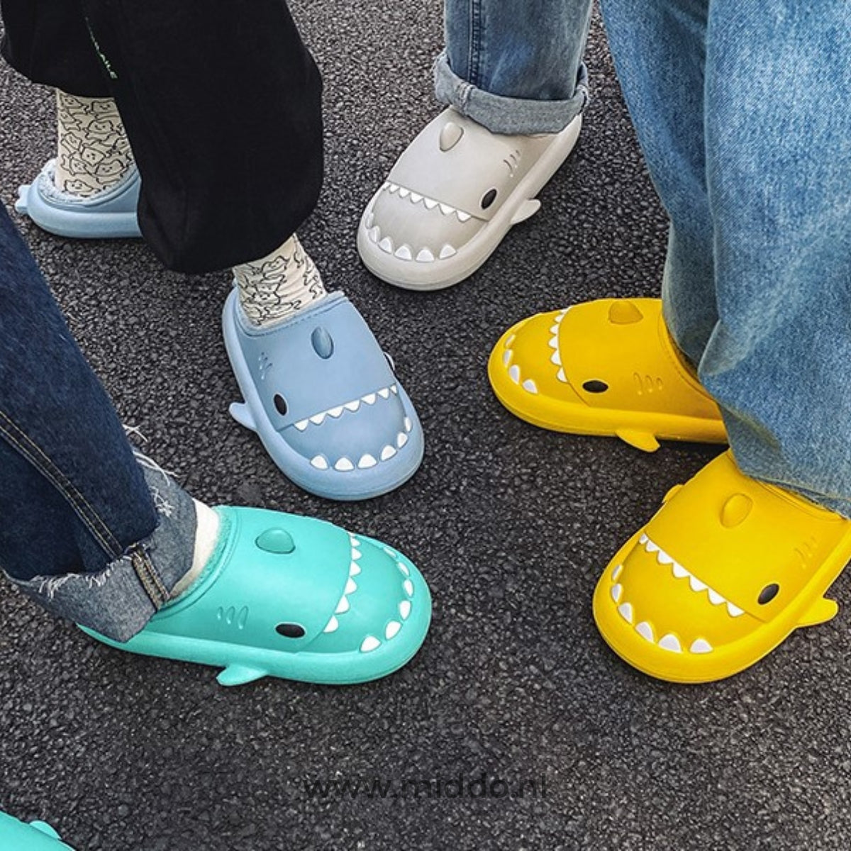 Chaussons en forme de requin en peluche, semelle antidérapante en EVA, chauds et confortables, chaussures d'intérieur pour femmes et hommes, pour l'intérieur et l'extérieur | Sansoti