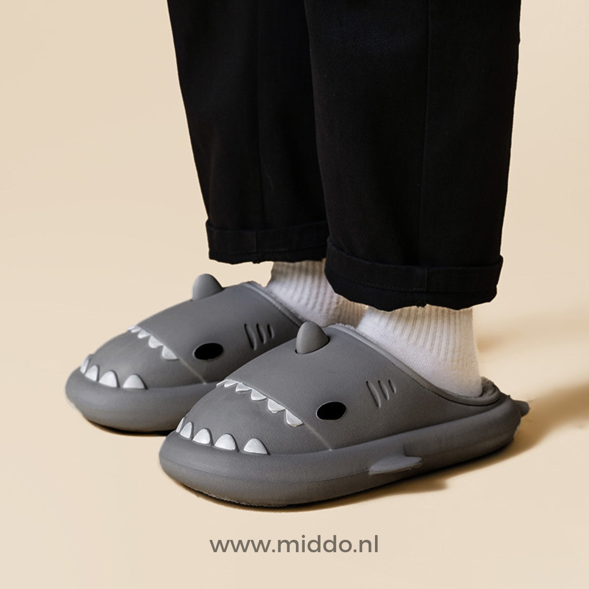 Chaussons en forme de requin en peluche, semelle antidérapante en EVA, chauds et confortables, chaussures d'intérieur pour femmes et hommes, pour l'intérieur et l'extérieur | Sansoti