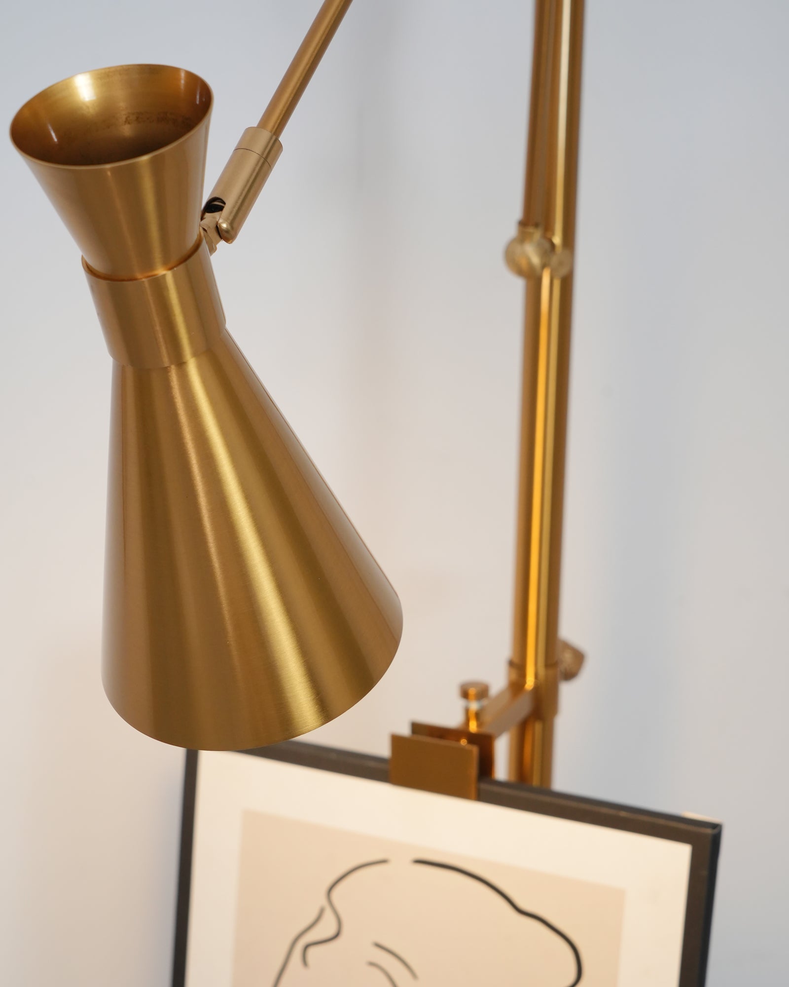 Vloerlamp met Ezelhouder Goudkleurig Frame Marmeren Voet E26/E27 Max 40W Moderne Verlichting voor Kunstwerken en Interieur | Sansoti