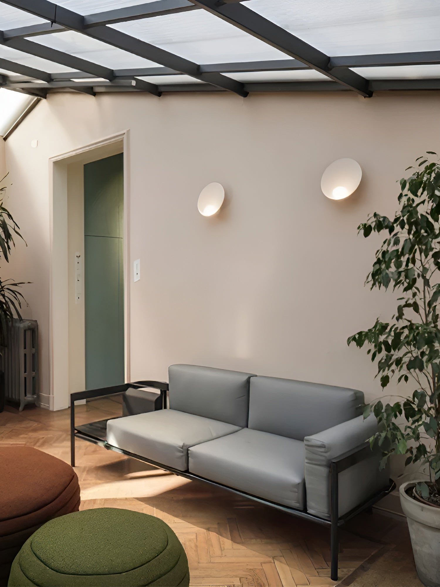 Wandlamp met Houtaccent en Melkglazen Kap – Sfeervolle Minimalistisch Verlichting | Sansoti