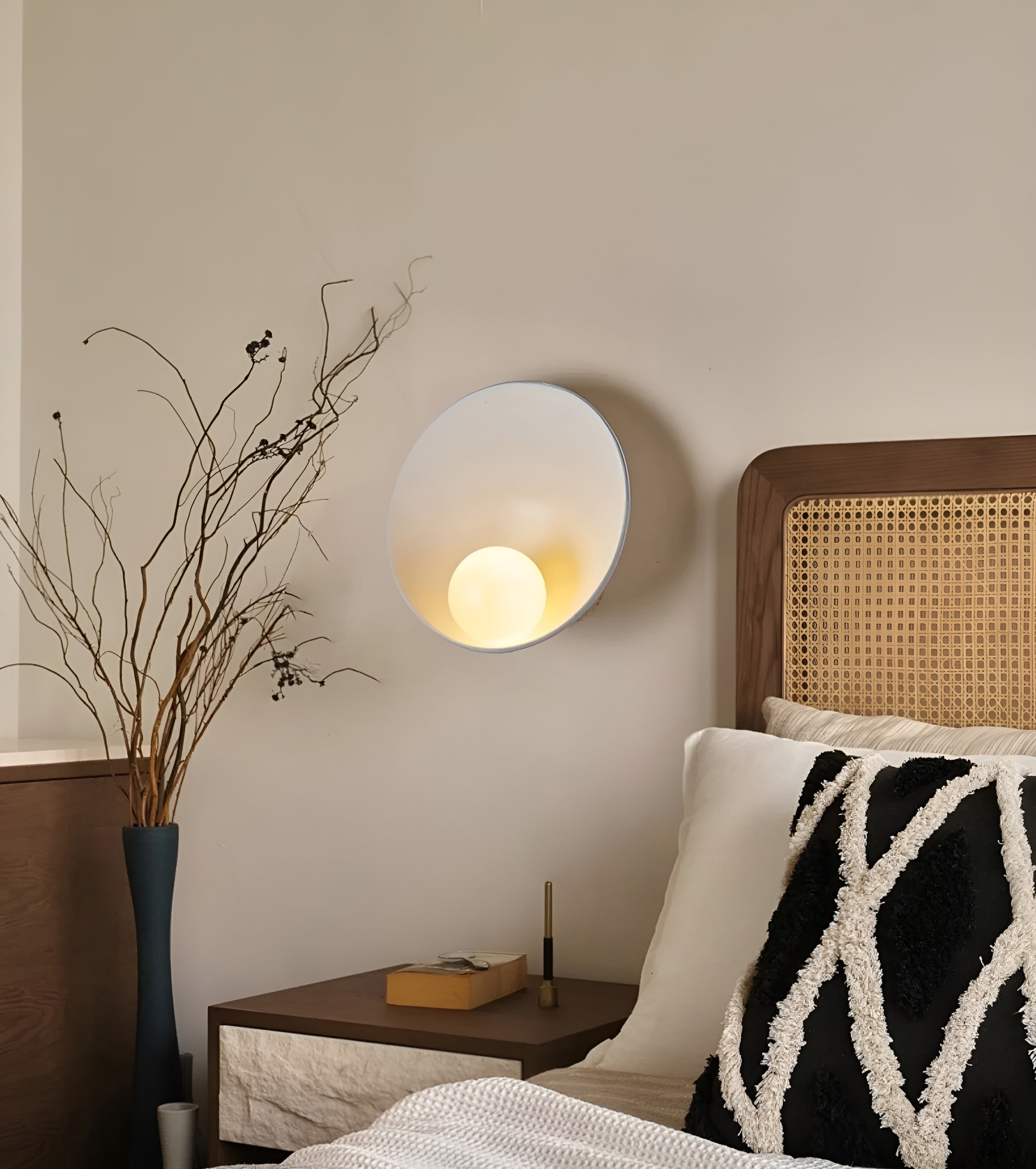 Wandlamp met Houtaccent en Melkglazen Kap – Sfeervolle Minimalistisch Verlichting | Sansoti